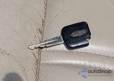 2004 Lincoln Town Car Ultimate из США, поврежденный, VIN 1LNHM83W14Y615777